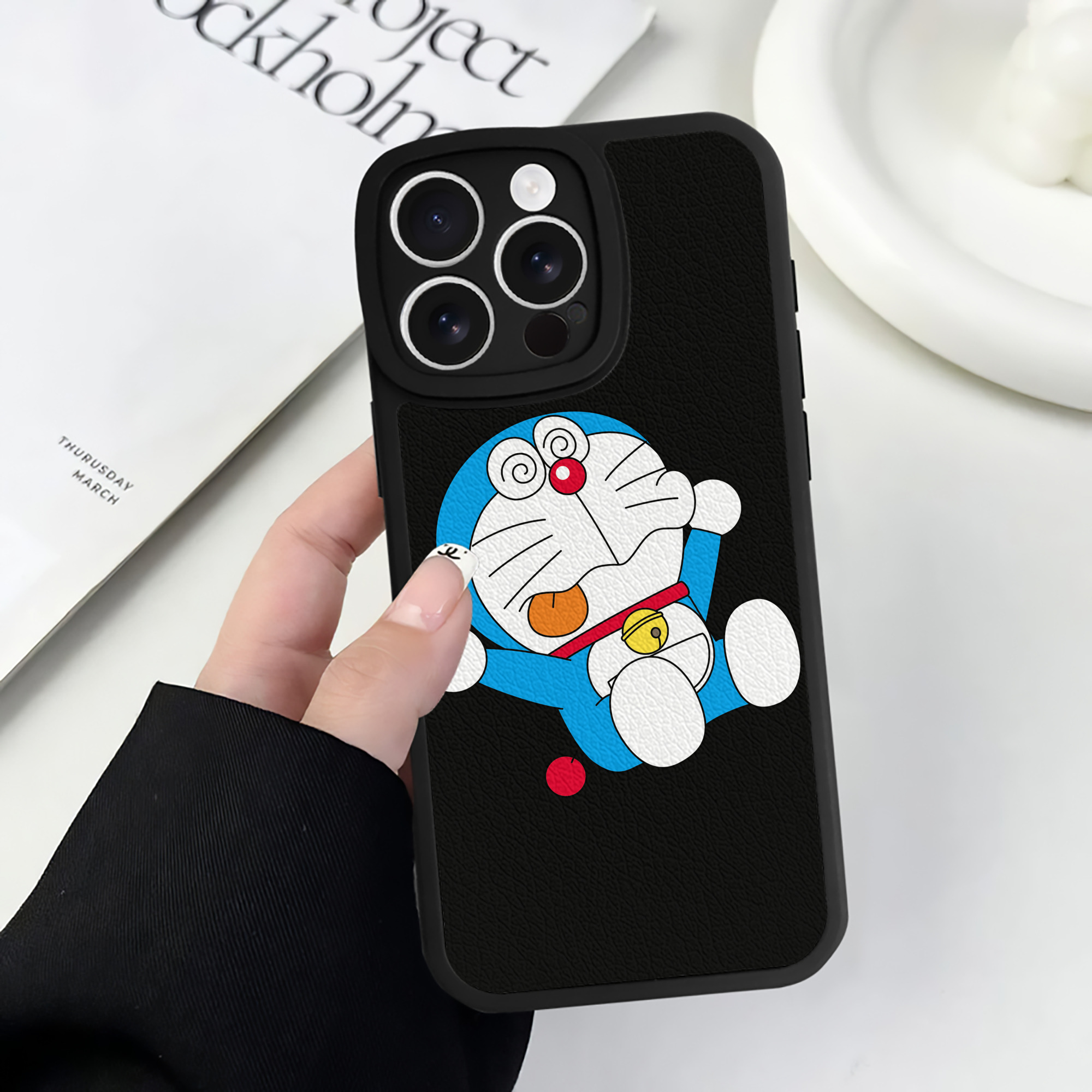 （画像用） ドラえもん Doraemon 【iPhone 16シリーズ対応】シリコンスマホケース（レザー調） 材質：シリコン